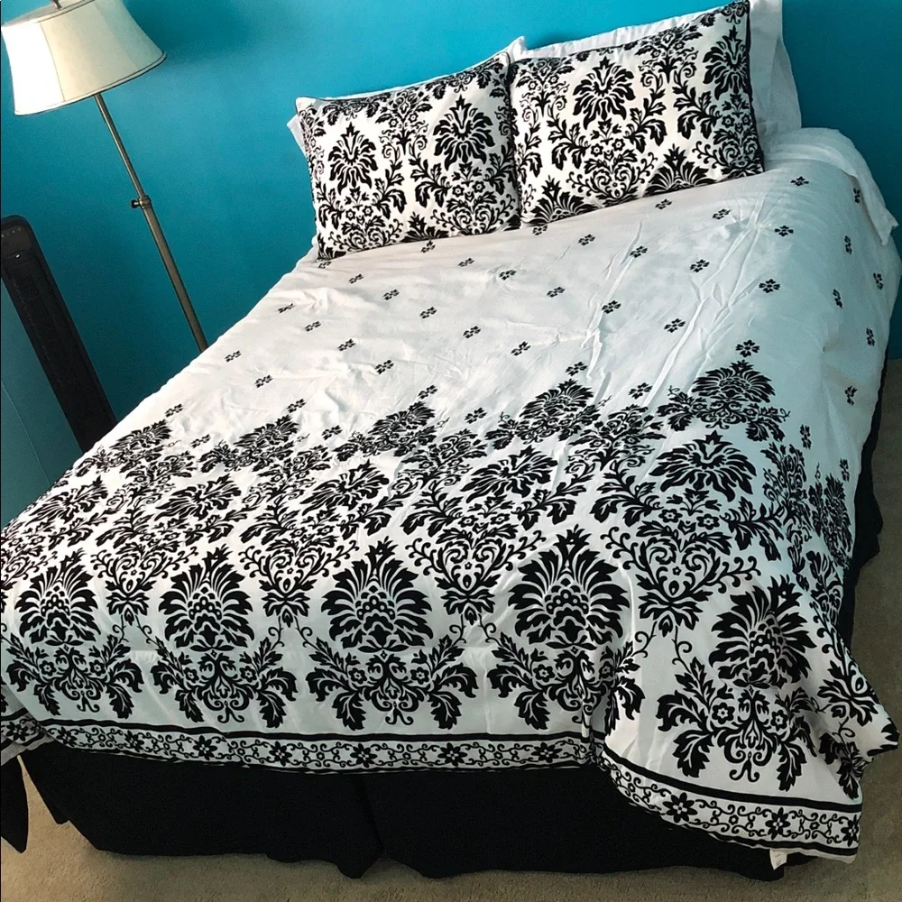 MACY’S DAMASK FLOCK QUEEN SIZE COMFORTER SET • BLACK/WHITE RAISED DAMASK PATTERN